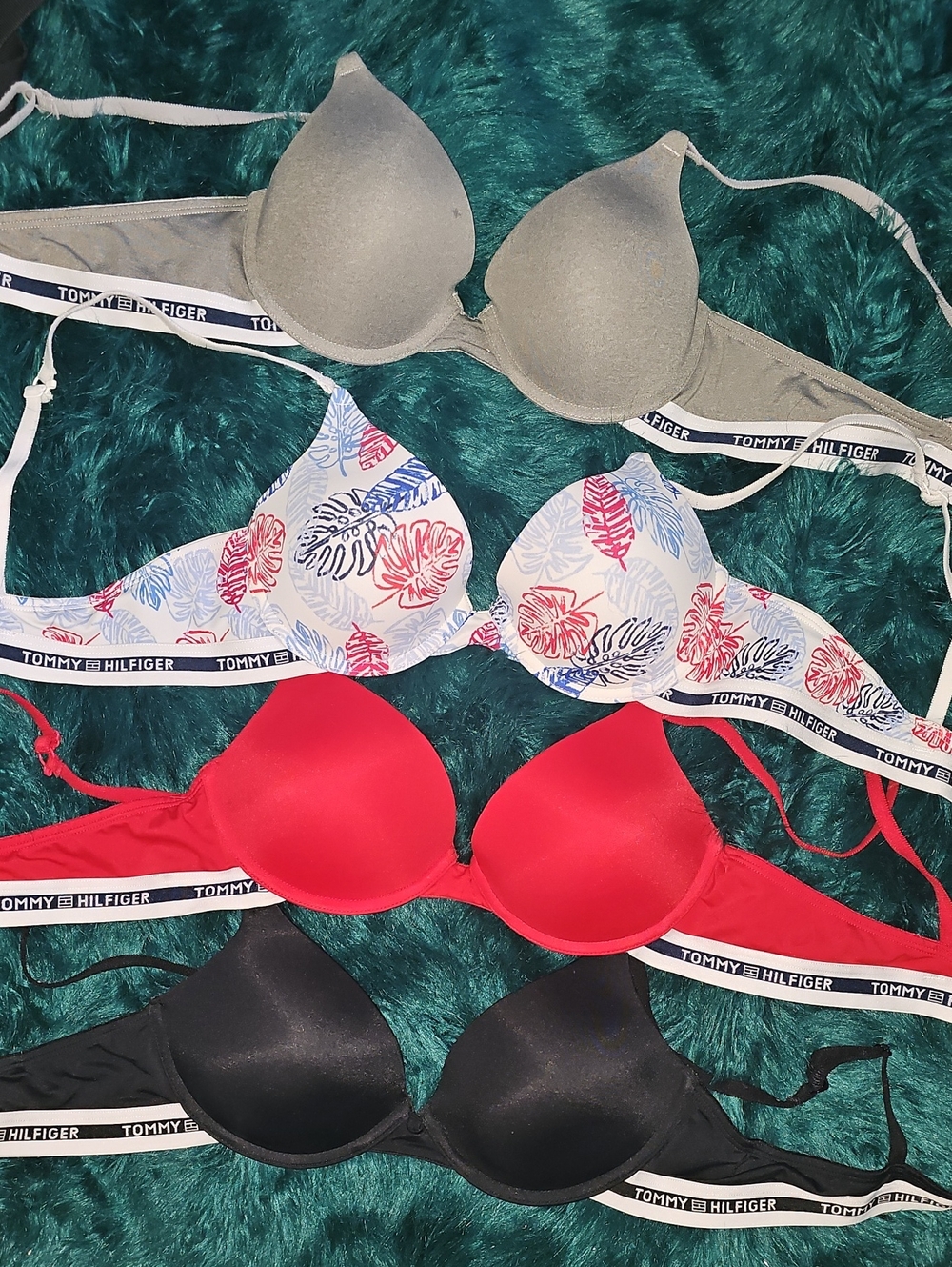 Tommy Hilfiger bras set